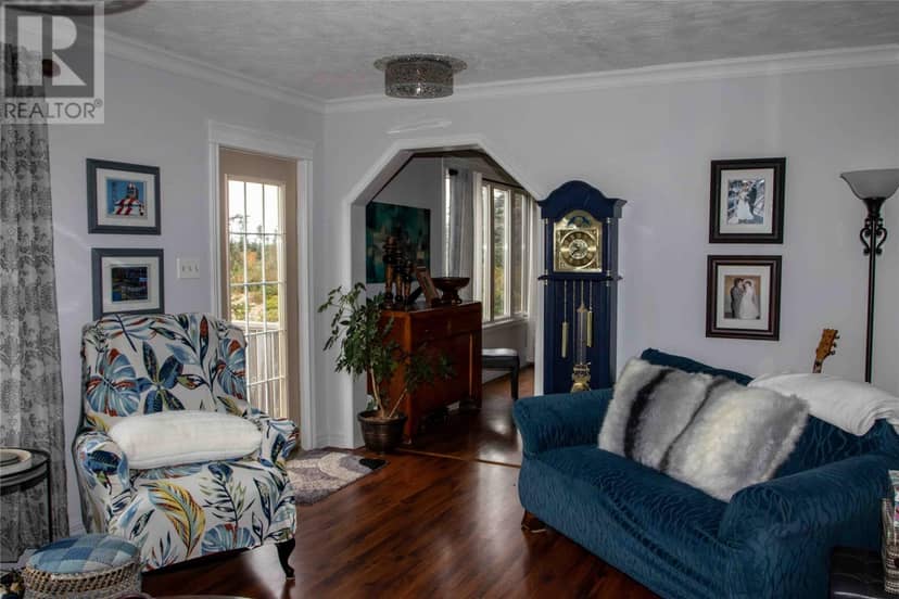253 John Cabot Drive — photo 10 of 21