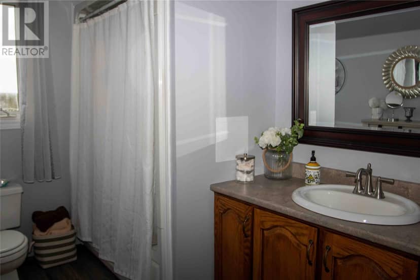 253 John Cabot Drive — photo 16 of 21