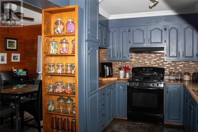 253 John Cabot Drive — photo 5 of 21