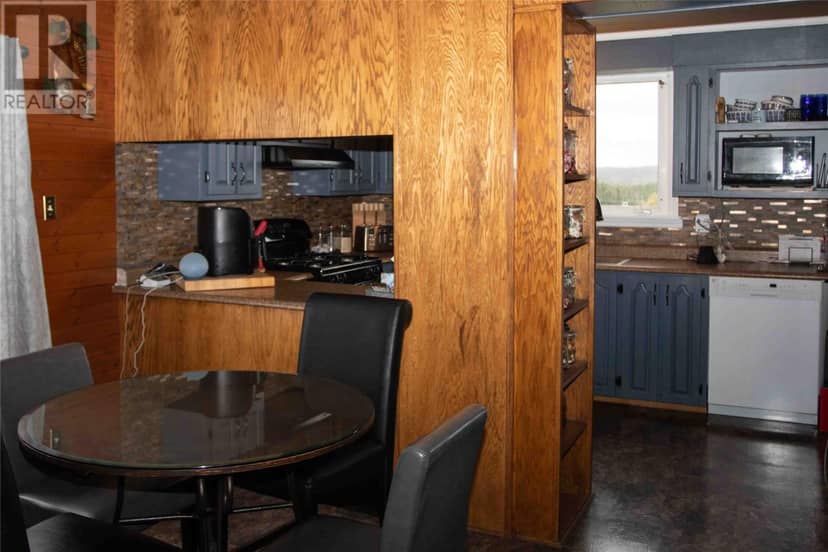 253 John Cabot Drive — photo 7 of 21