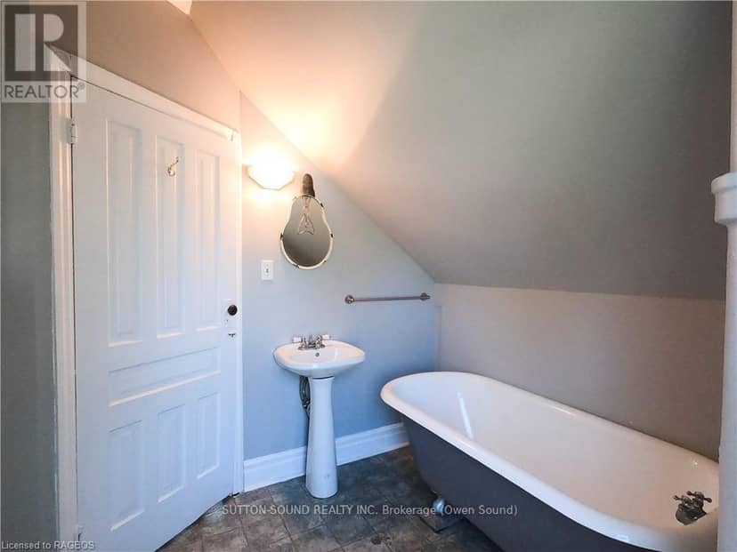 8 Elizabeth Drive — photo 14 of 20