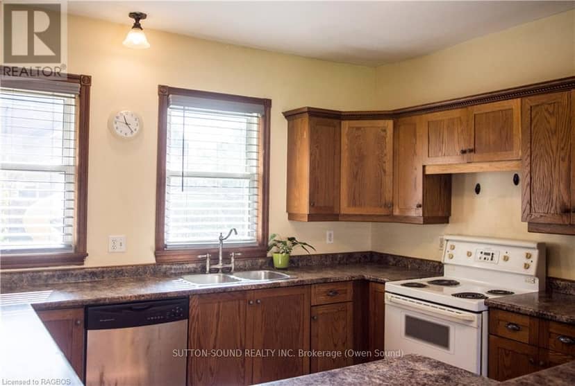 8 Elizabeth Drive — photo 5 of 20