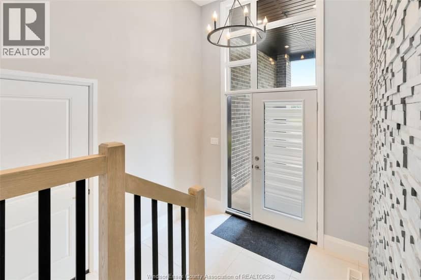 121 Hazel Crescent — photo 4 of 32