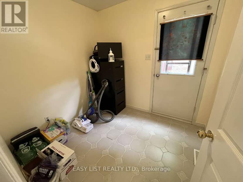 102 Burwell Crescent — photo 14 of 32