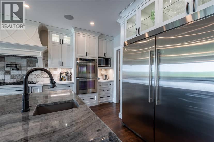 647 St Clair Parkway — photo 18 of 40