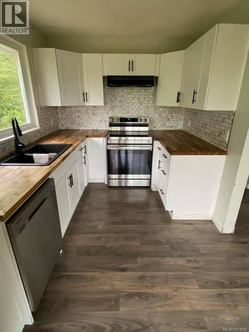 551 MacMillan Dr, Sayward