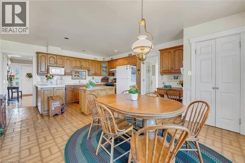 5581 KING Street — photo 11 of 40
