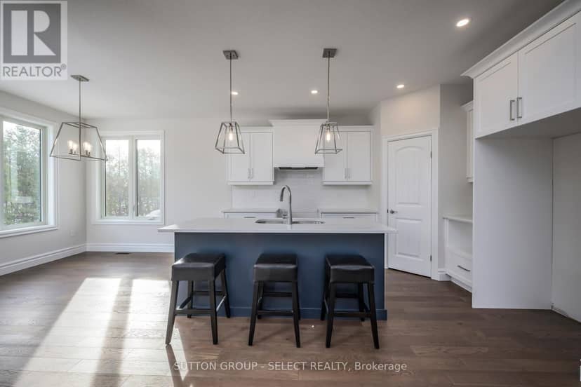7 Spruce Crescent — photo 10 of 27