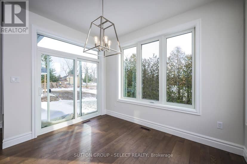 7 Spruce Crescent — photo 11 of 27