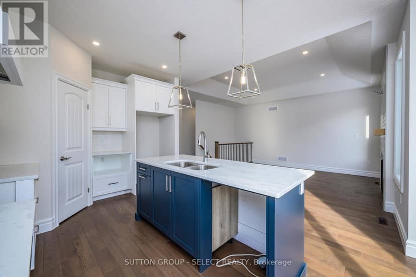 7 Spruce Crescent — photo 12 of 27