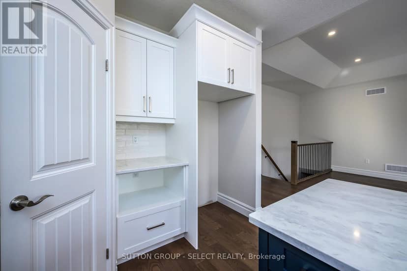 7 Spruce Crescent — photo 13 of 27