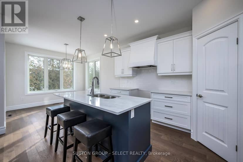 7 Spruce Crescent — photo 14 of 27