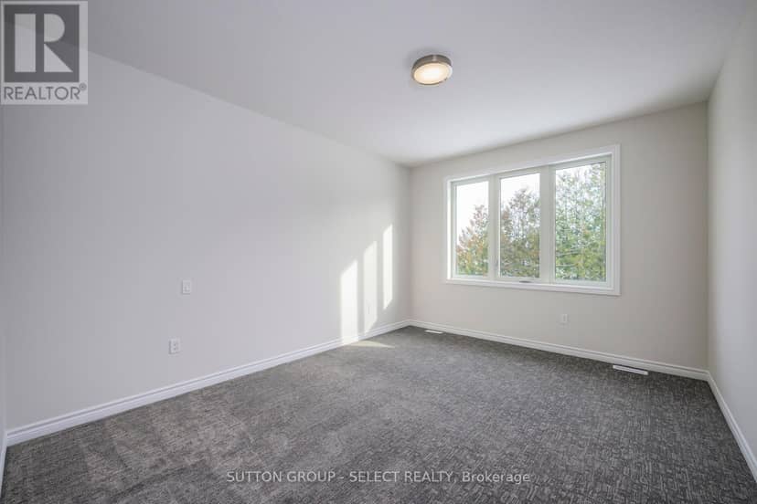 7 Spruce Crescent — photo 15 of 27