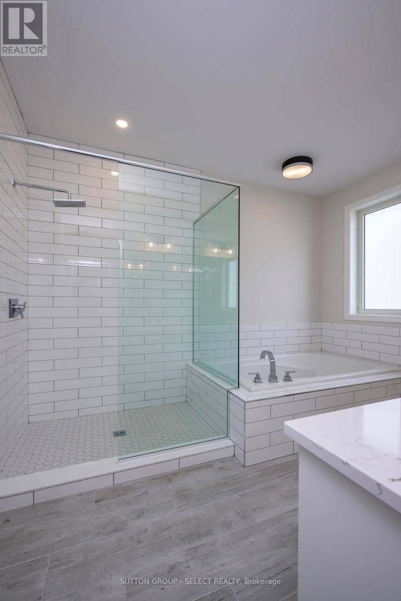 7 Spruce Crescent — photo 17 of 27