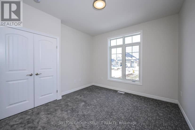 7 Spruce Crescent — photo 21 of 27