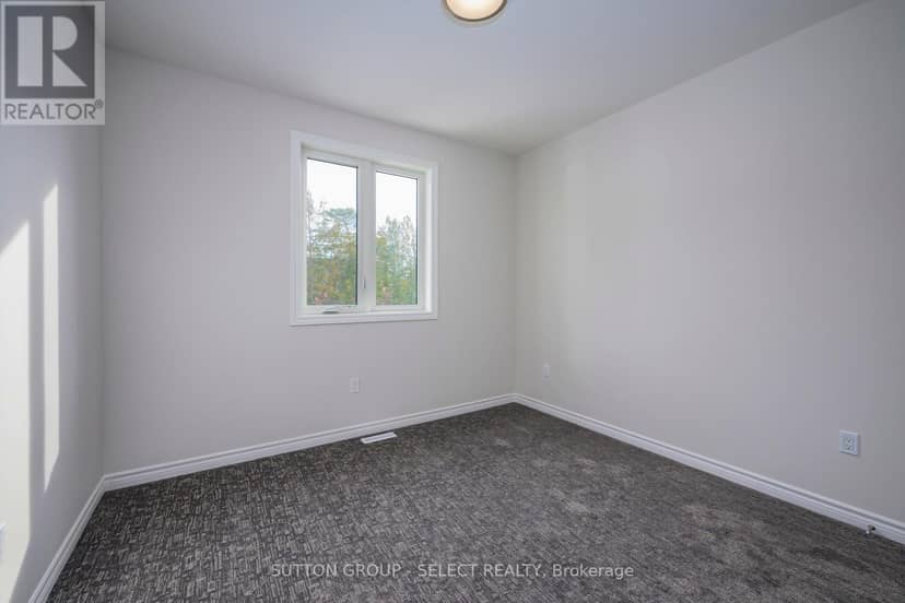 7 Spruce Crescent — photo 23 of 27