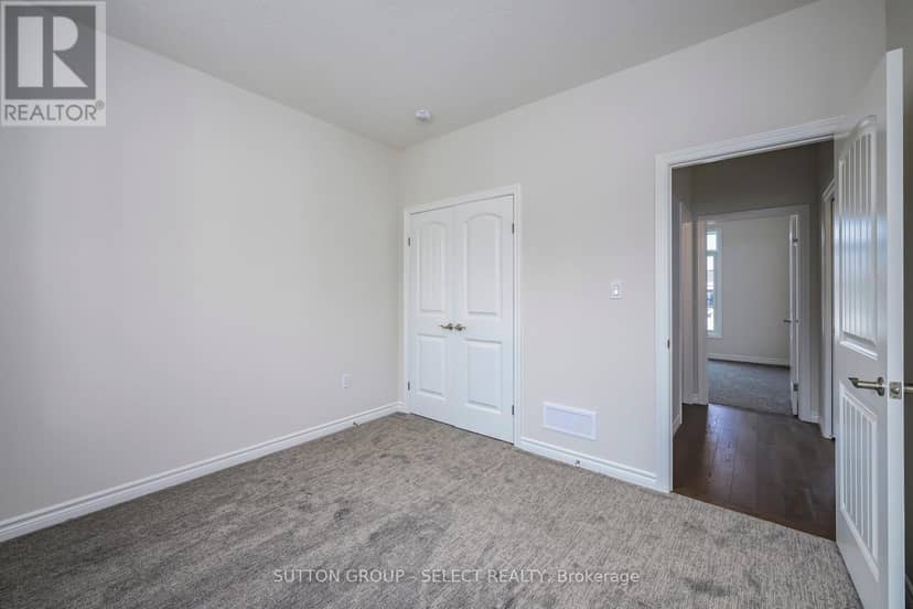 7 Spruce Crescent — photo 24 of 27