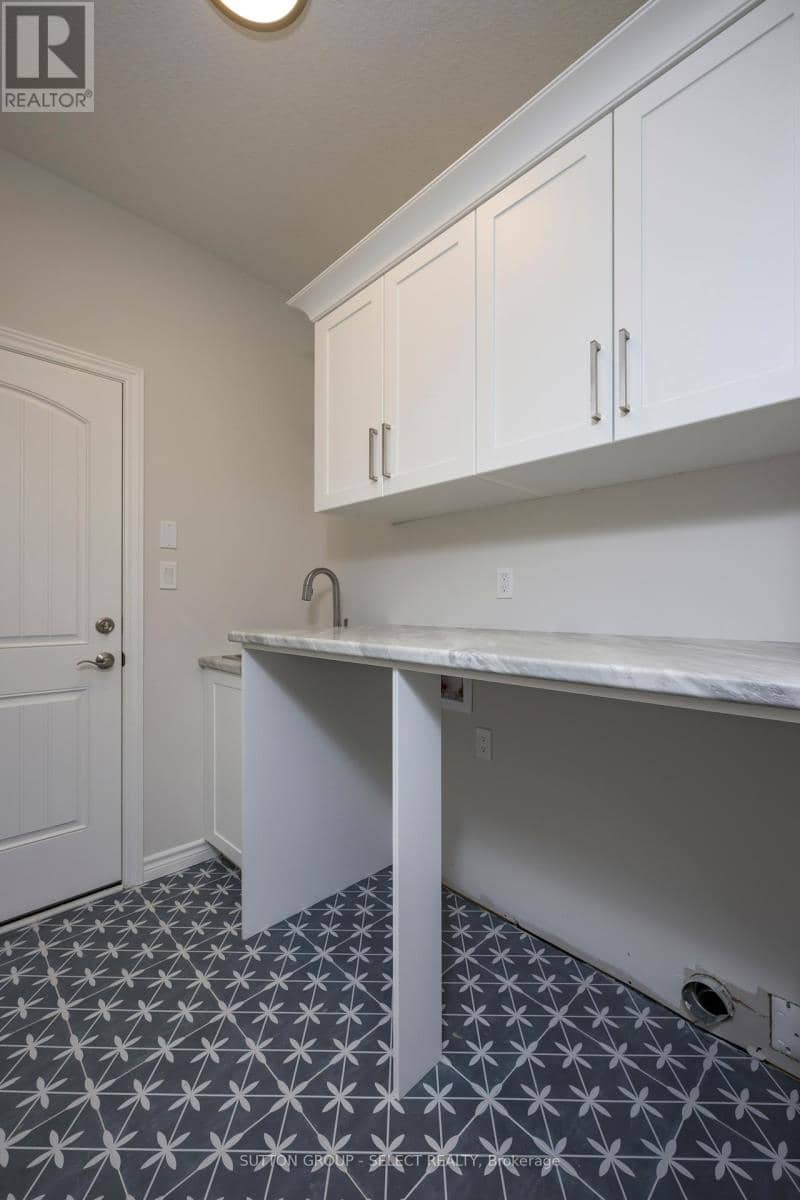 7 Spruce Crescent — photo 27 of 27