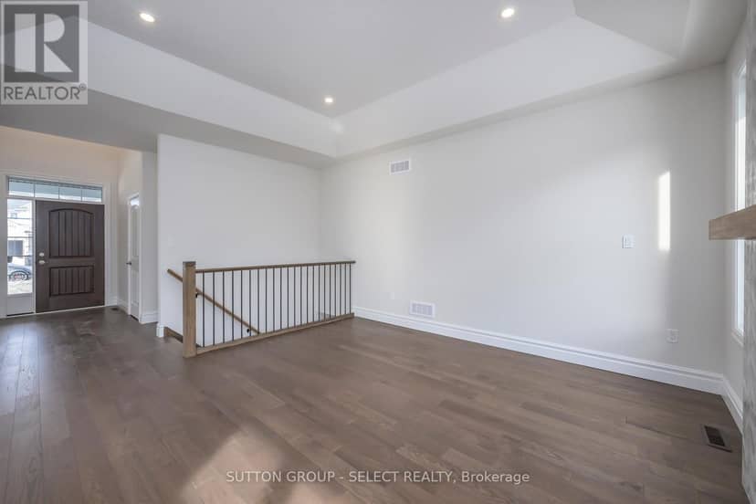 7 Spruce Crescent — photo 9 of 27