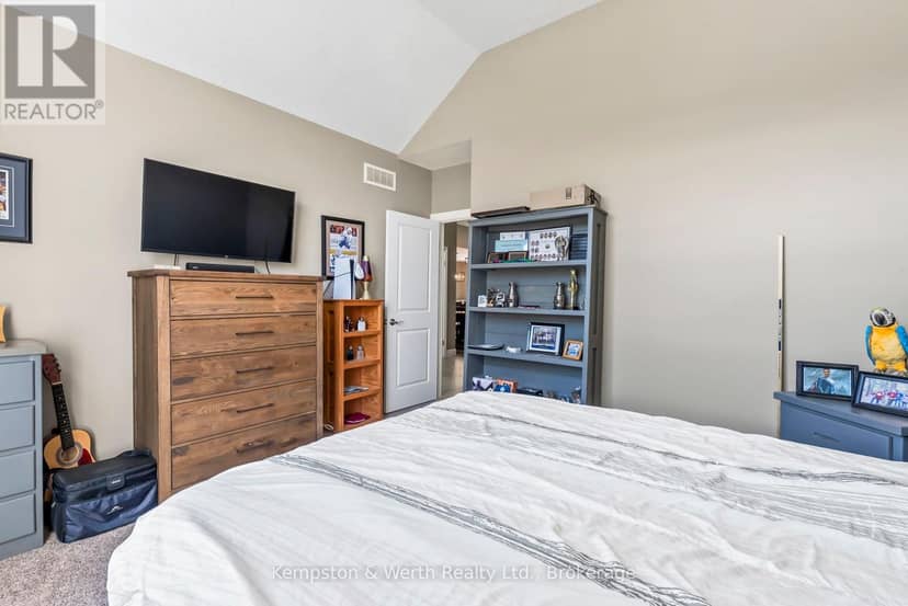 86 Forbes Crescent — photo 9 of 40