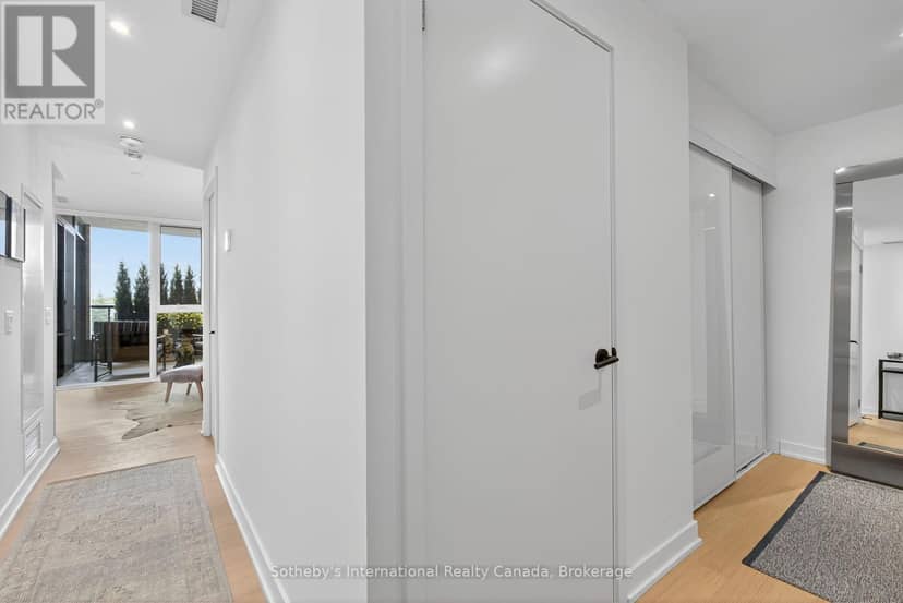 224 - 31 Huron Street — photo 3 of 37