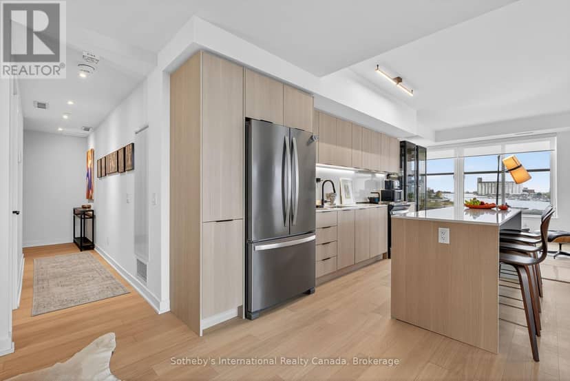 224 - 31 Huron Street — photo 8 of 37