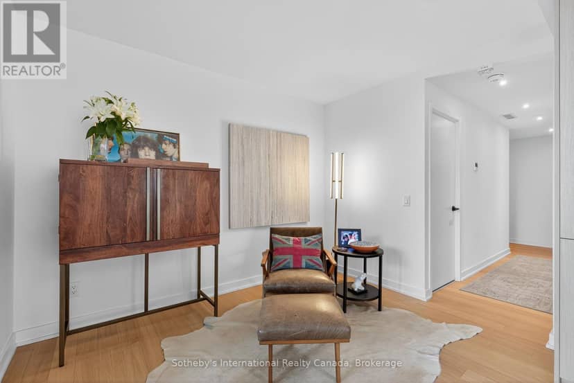 224 - 31 Huron Street — photo 5 of 37