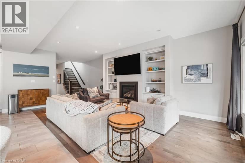 346 MOORLANDS Crescent — photo 12 of 40