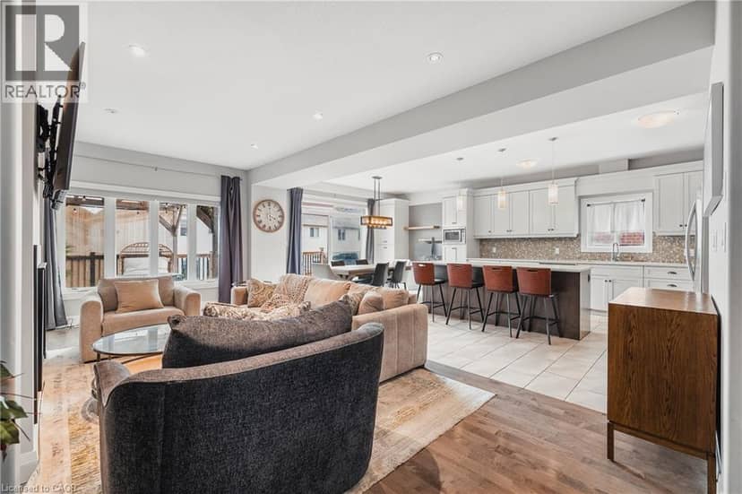 346 MOORLANDS Crescent — photo 4 of 40