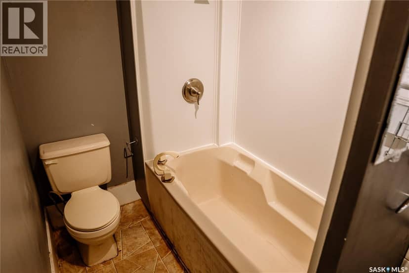1174 Albert STREET — photo 9 of 38