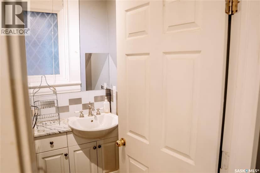 1174 Albert STREET — photo 10 of 38
