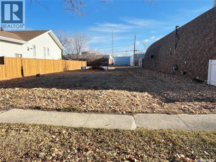 210 Maple STREET, Maple Creek, photo 2