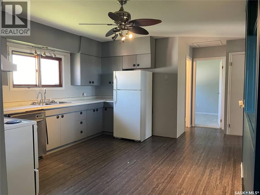 196 3rd STREET W, Pierceland, photo 2