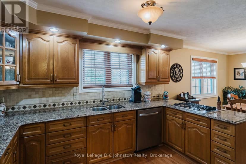 496 Spence Street — photo 11 of 40