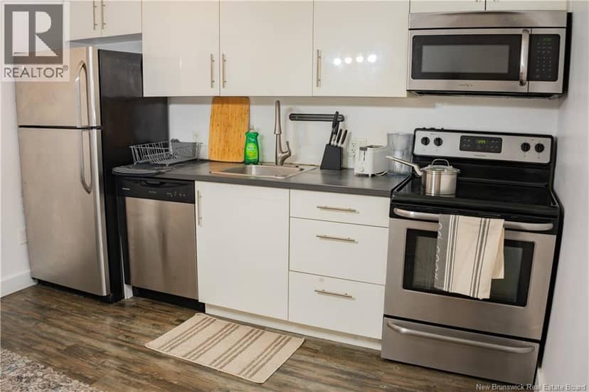 135 Waterloo Street — photo 8 of 25