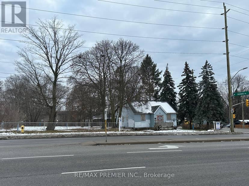723 Dundas Street W — photo 4 of 7