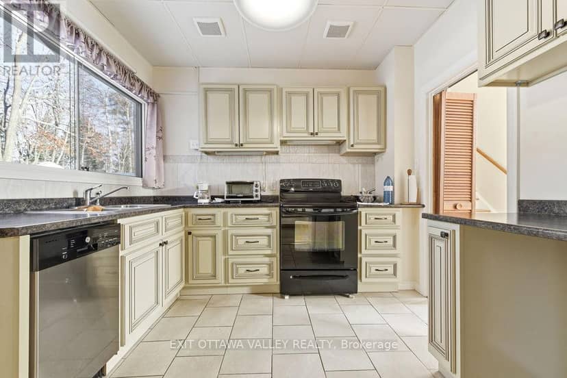 3 Newton Crescent — photo 14 of 40