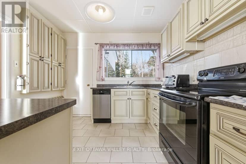 3 Newton Crescent — photo 16 of 40
