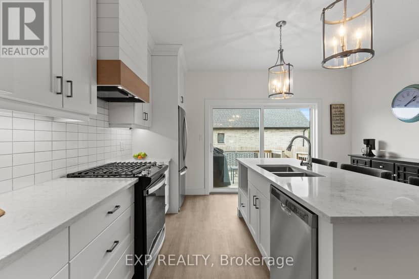 31 - 744 Nelson Street W — photo 15 of 40
