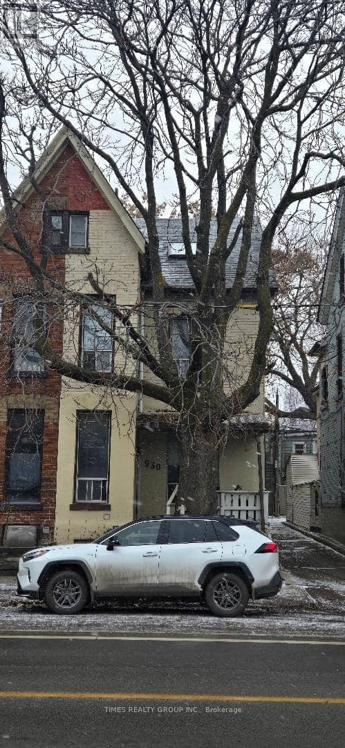 930 Dundas Street E — photo 1 of 4