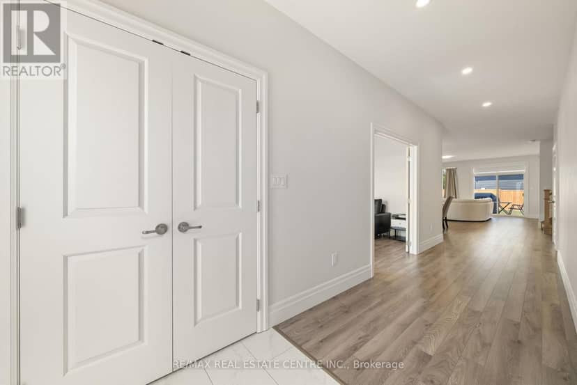 218 Beasley Crescent — photo 3 of 40