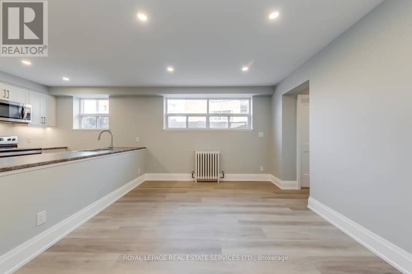 320 Lakeshore Road W — photo 12 of 37