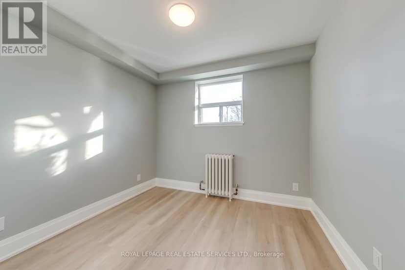 320 Lakeshore Road W — photo 14 of 37
