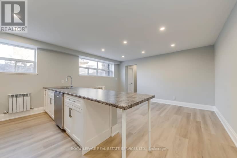 322 Lakeshore Road W — photo 10 of 37