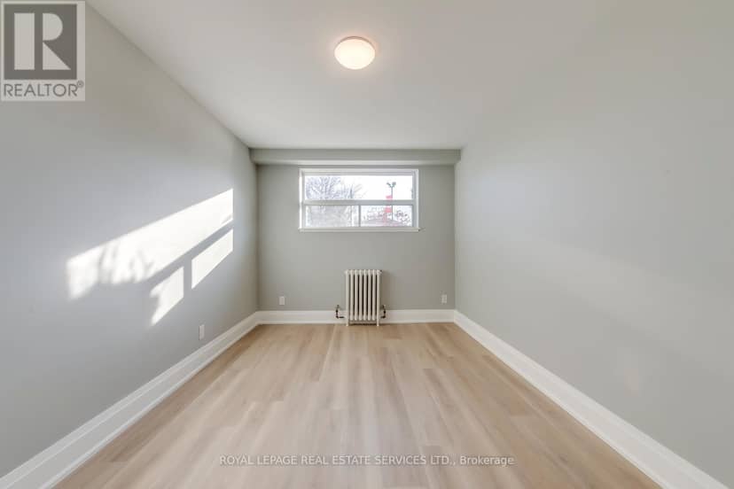 322 Lakeshore Road W — photo 15 of 37