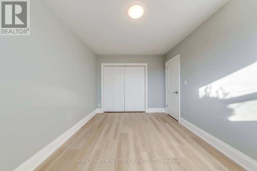 322 Lakeshore Road W — photo 16 of 37