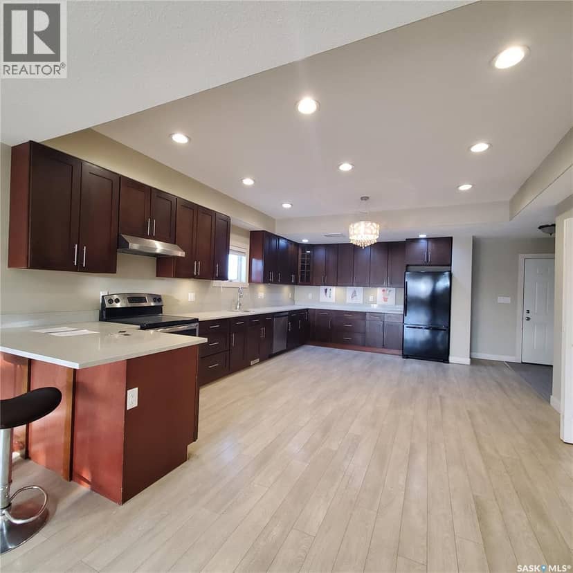 28 1703 Patrick CRESCENT — photo 7 of 30