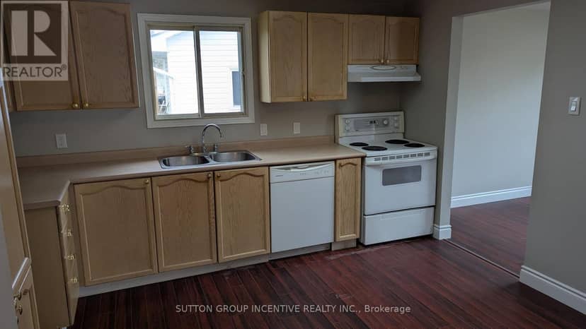 49 Royal Oak Drive — photo 2 of 12