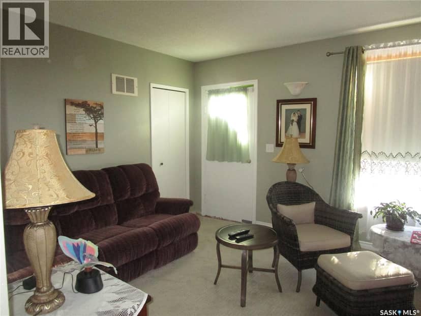 250 1st AVENUE W, Bengough, photo 2