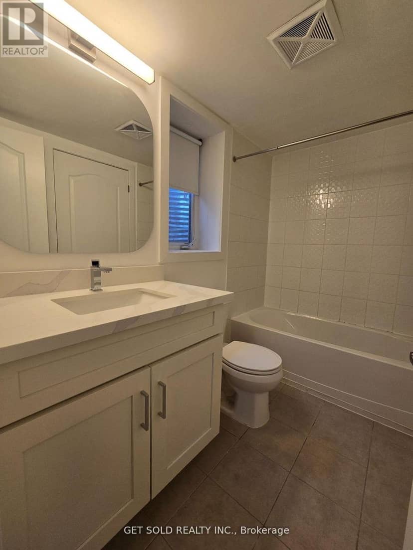 421 - 8 Drummond Street — photo 5 of 10